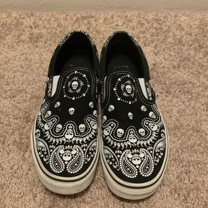 Women’s Skull Pattern Vans Size 9